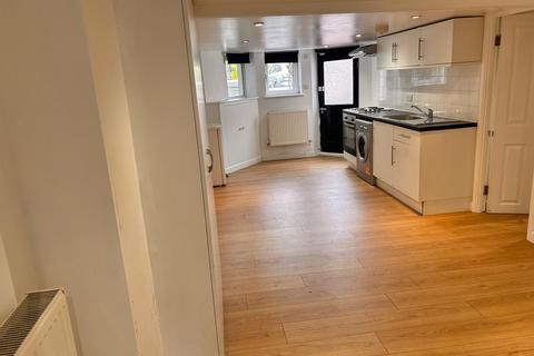 Studio to rent, Waller Road, London SE14