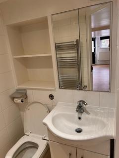 Studio to rent, Waller Road, London SE14