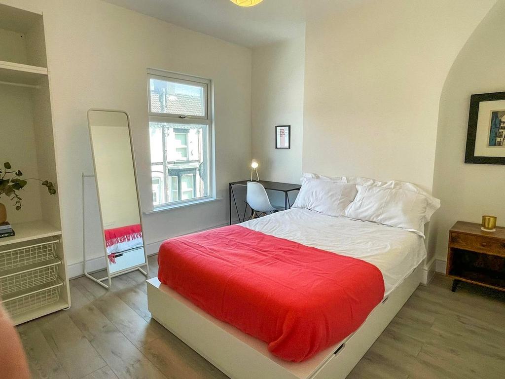 A bright and spacious large double bedroom feat...
