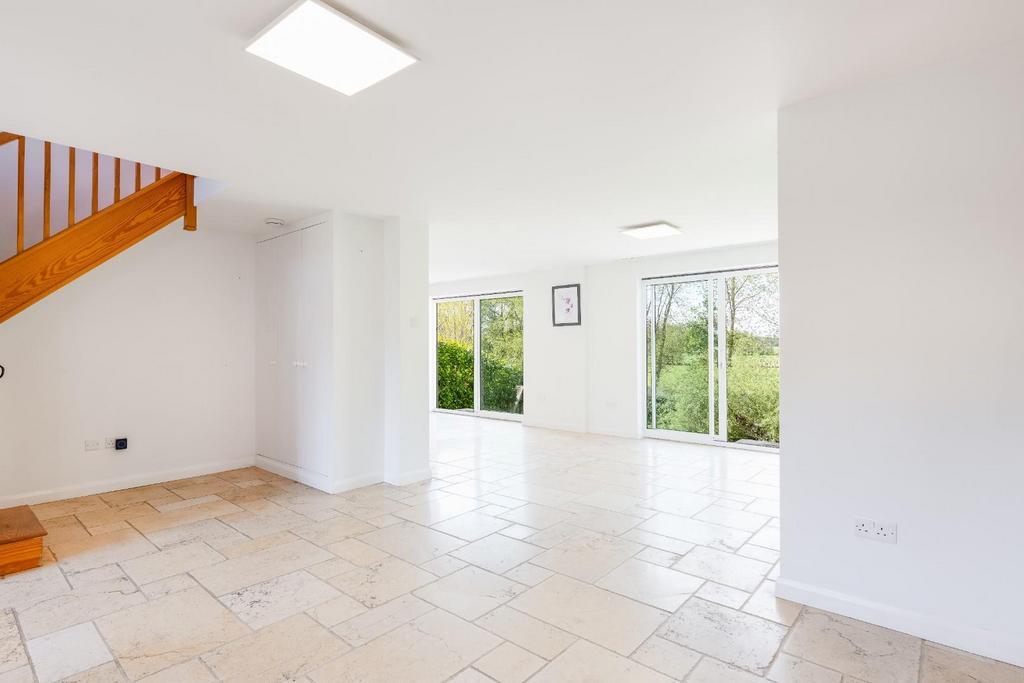 Living room-3.jpg