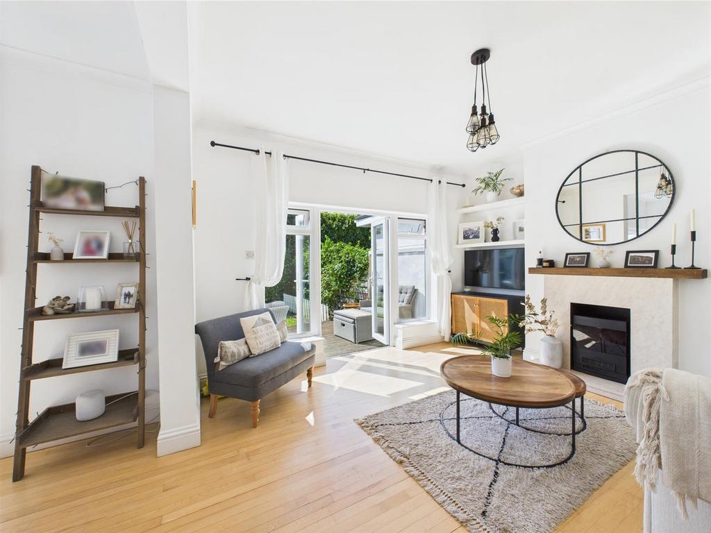 CAM04099 G0-PR0097-STILL005.jpg