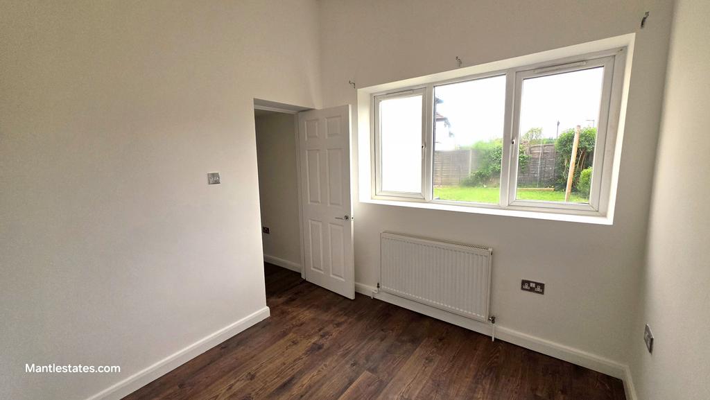 Ground floor rear bedroom