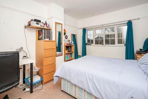 4 bedroom semi-detached house to rent, Spring Rise, Surrey TW20