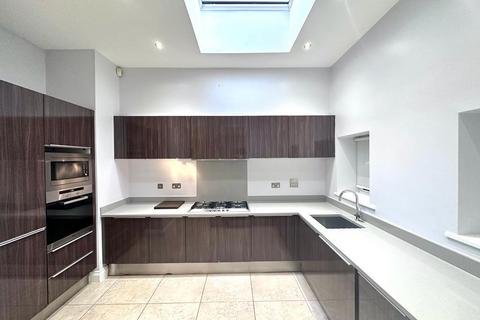2 bedroom flat to rent, Royal Connaught Drive, Bushey