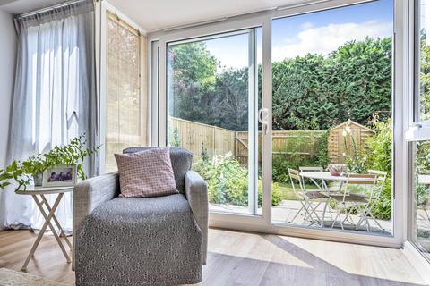 25 Bladon Close, Guildford, GU1 1TY