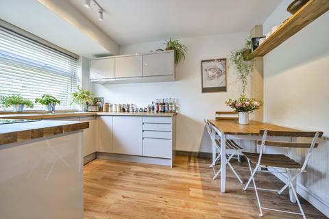 25 Bladon Close, Guildford, GU1 1TY