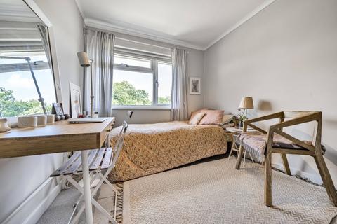 25 Bladon Close, Guildford, GU1 1TY