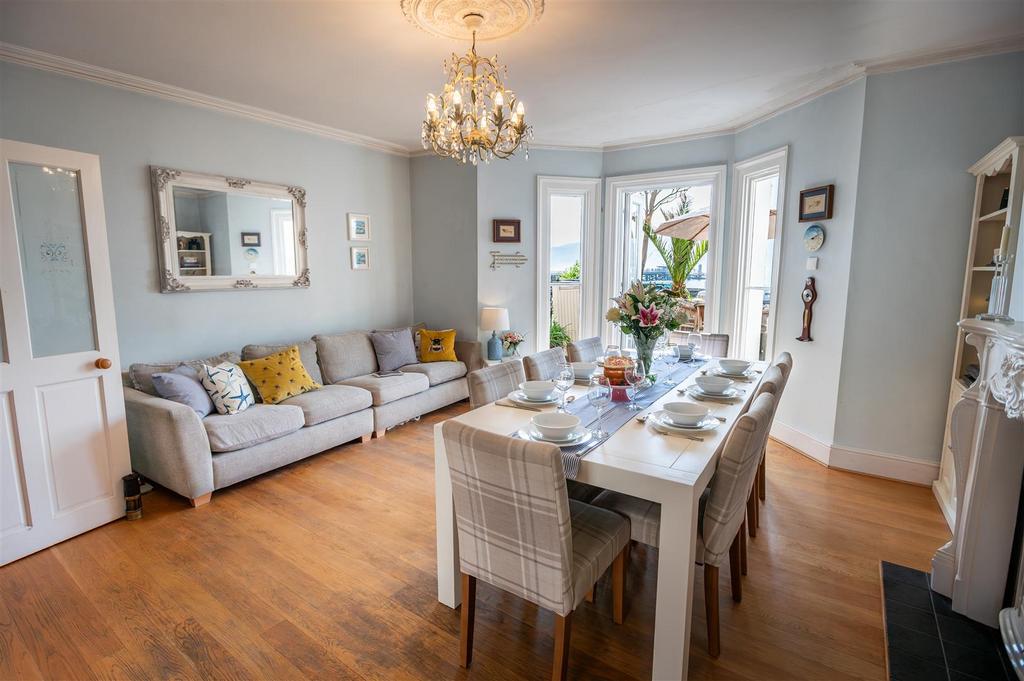 Sitting/Dining Area