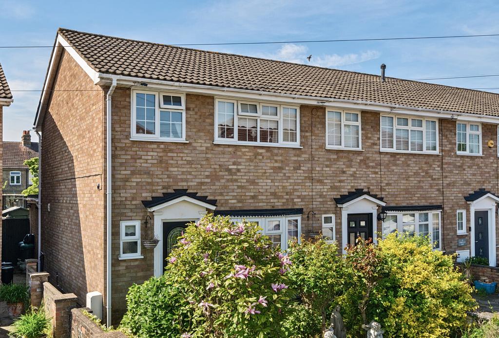 Amberley Way, Romford RM7 3 bed end of terrace house for sale - £450,000
