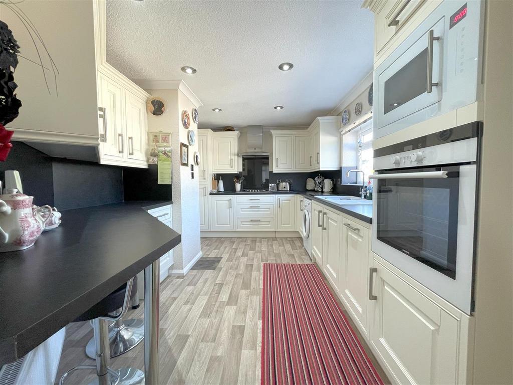 Kitchen 2.jpg