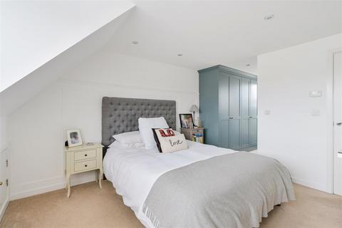 4 Winter Close, Epsom, KT17 1AH