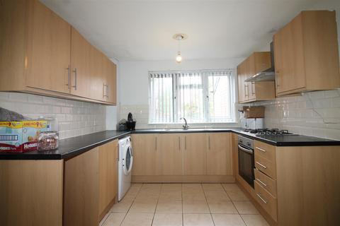 3 bedroom house to rent, St Johns Close, Hyde Park, Leeds