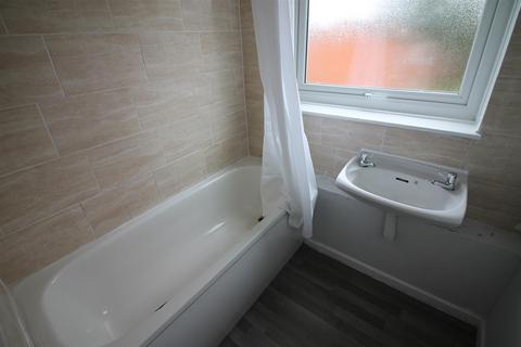 3 bedroom house to rent, St Johns Close, Hyde Park, Leeds