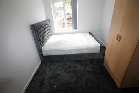 3 bedroom house to rent, St Johns Close, Hyde Park, Leeds
