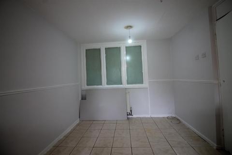 3 bedroom house to rent, St Johns Close, Hyde Park, Leeds