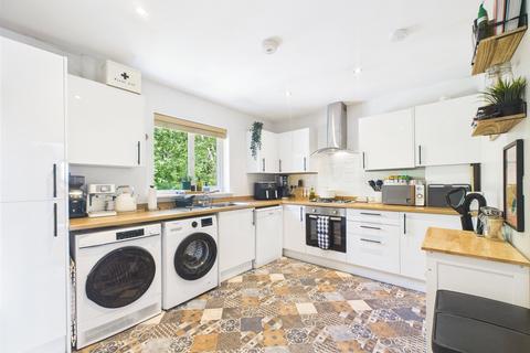 Flat 4, 20 Parkside Close, Churchdown, Gloucester, GL3 1JR
