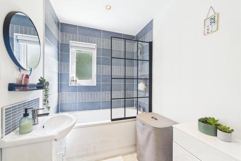 Flat 4, 20 Parkside Close, Churchdown, Gloucester, GL3 1JR