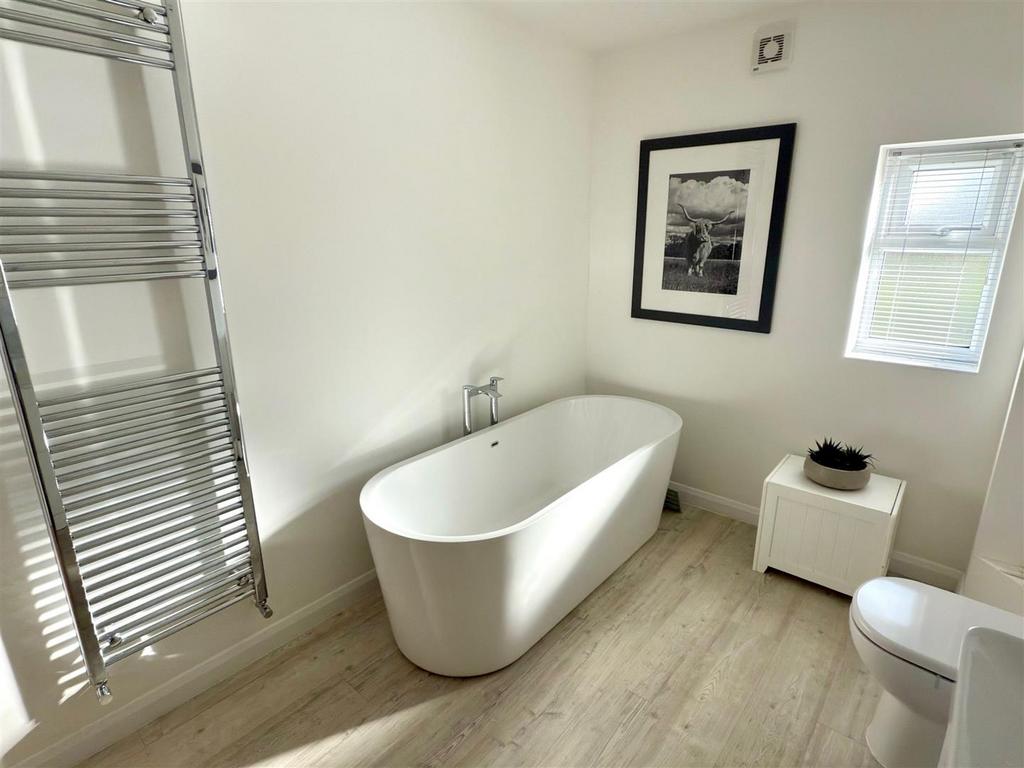 Main Bathroom.jpg