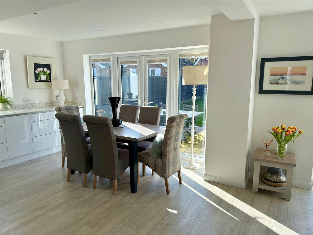 Dining Area.jpg