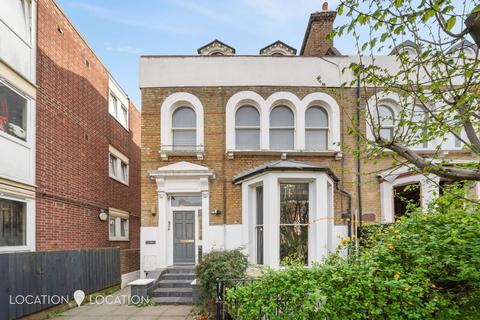 2 bedroom flat for sale, Clissold Crescent, London, N16