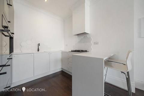 2 bedroom flat for sale, Clissold Crescent, London, N16