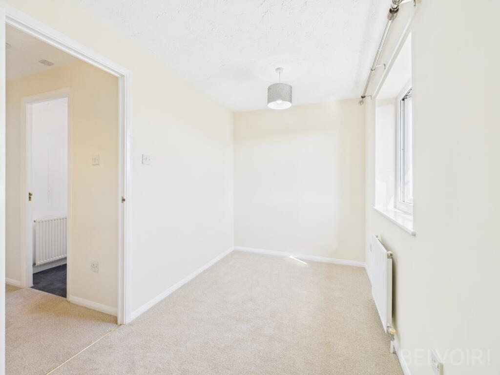 Bright and inviting double bedroom with ample n...