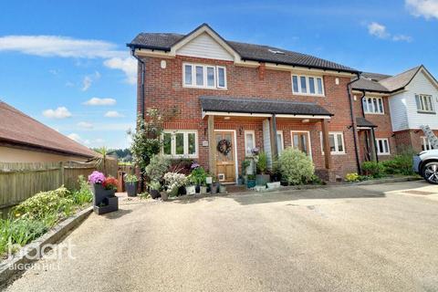 1 Bassetts, Tatsfield, Westerham, TN16 2DE