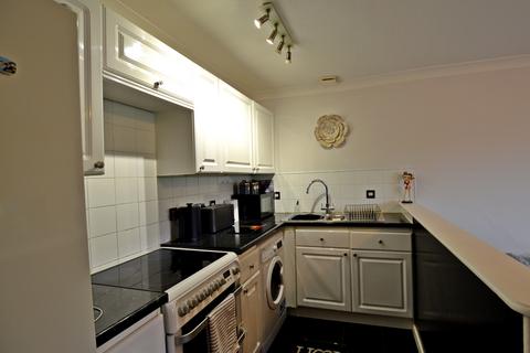 2 bedroom flat to rent, Hattersfield Close, Belvedere DA17