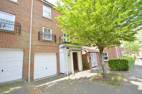 3 bedroom townhouse to rent, Sarah West Close, Norwich NR2