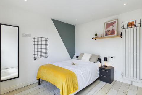 6 bedroom semi-detached house to rent, Raveley Avenue, Manchester M14