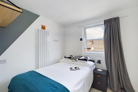 6 bedroom semi-detached house to rent, Raveley Avenue, Manchester M14