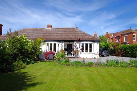 2 bedroom bungalow for sale - Main Road, Thorngumbald, East Yorkshire, HU12