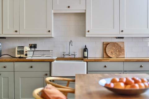 2 bedroom flat for sale, Farnham Lane, Haslemere, Surrey, GU27