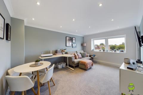 2 bedroom flat to rent, Flat 8 David House, 43, Station Road