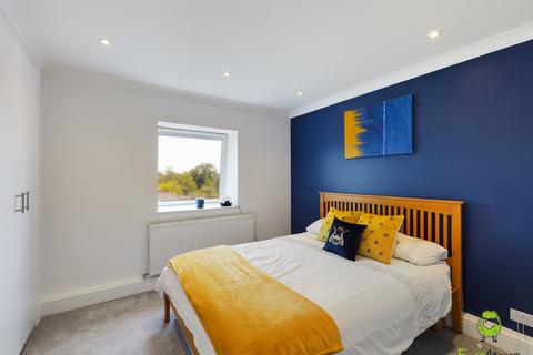2 bedroom flat to rent, Flat 8 David House, 43, Station Road