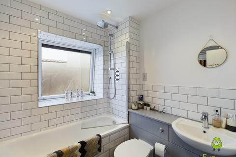 2 bedroom flat to rent, Flat 8 David House, 43, Station Road