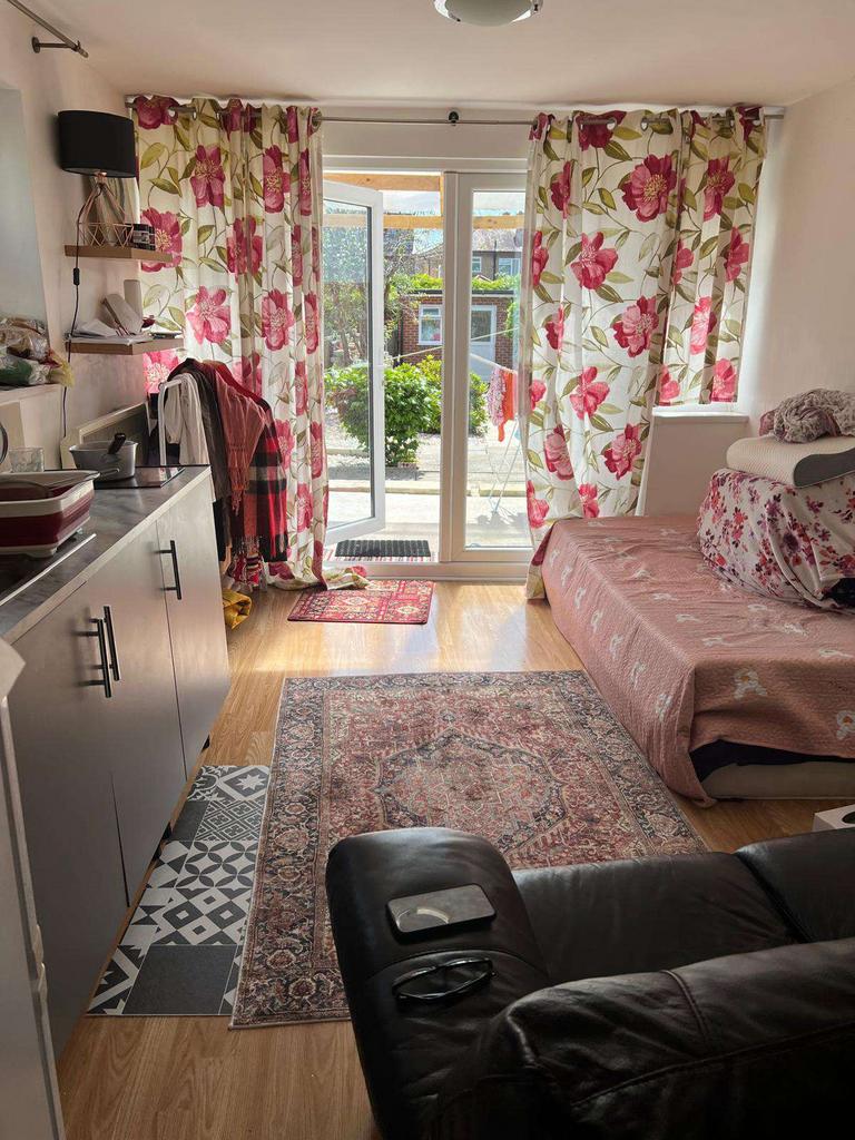Studio Annex with garden to Let in Hayes UB4 - £