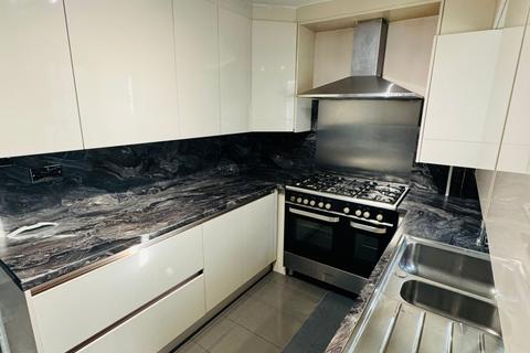 3 bedroom semi-detached house to rent, Langley, SL3