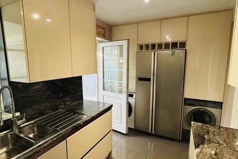 3 bedroom semi-detached house to rent, Langley, SL3