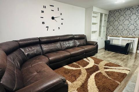 3 bedroom semi-detached house to rent, Langley, SL3