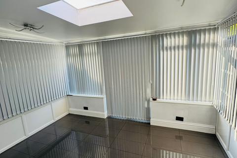 3 bedroom semi-detached house to rent, Langley, SL3
