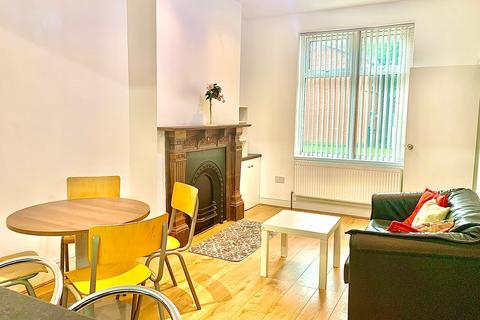 4 bedroom semi-detached house to rent, Rusholme Grove, Manchester M14