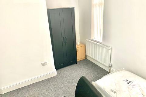 4 bedroom semi-detached house to rent, Rusholme Grove, Manchester M14