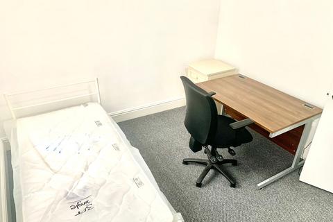 4 bedroom semi-detached house to rent, Rusholme Grove, Manchester M14