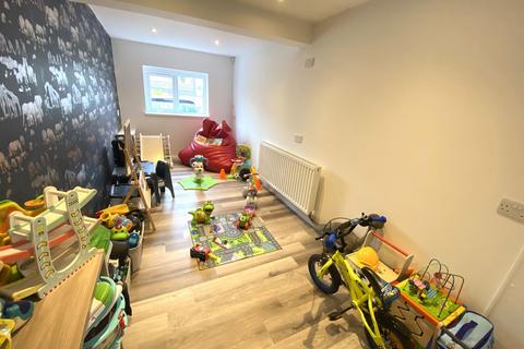 84 Cornish Way, Royton, Oldham, OL2 6JY