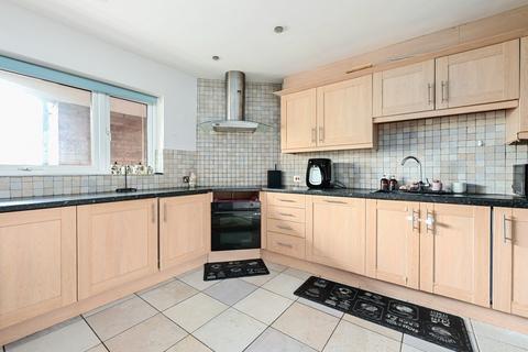 2 bedroom duplex to rent, Colnebridge Close, Staines TW18