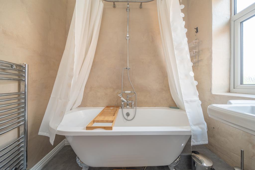 BATHROOM (2).jpg