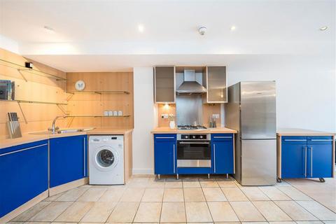 2 bedroom flat for sale, Hopton Road, London SE18