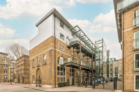 2 bedroom flat for sale, Hopton Road, London SE18