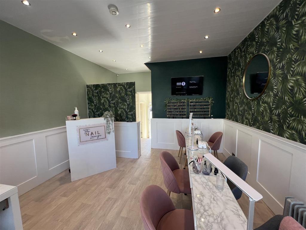 Nail lounge